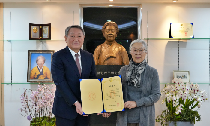 김정옥 김희경유럽정신문화장학재단 이사장, 발전기금 20억 원 기부 대표이미지
